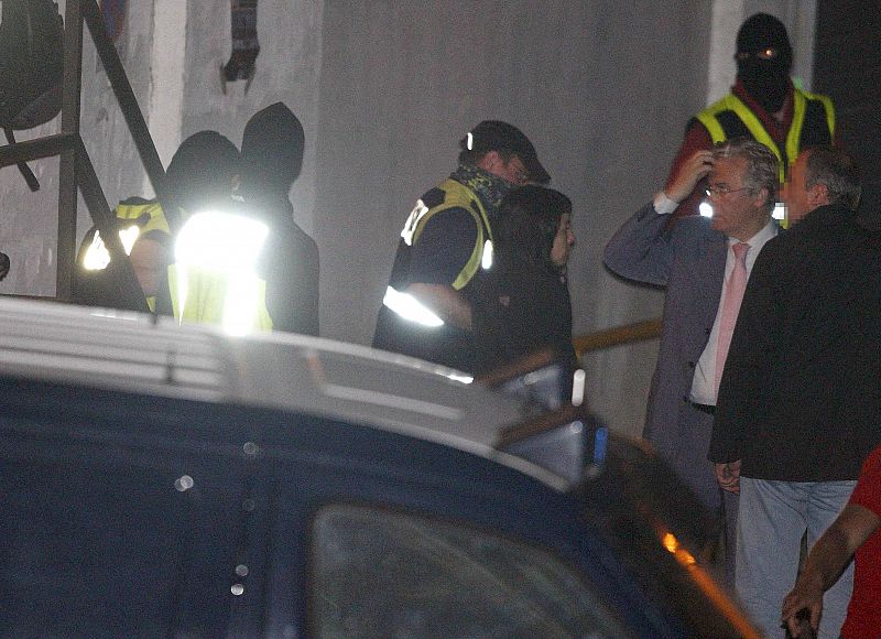 Agentes de la Policía Nacional conducen a uno de los dos detenidos, que podrían formar parte de un grupo de legales (sin fichar) de la banda terrorista ETA.