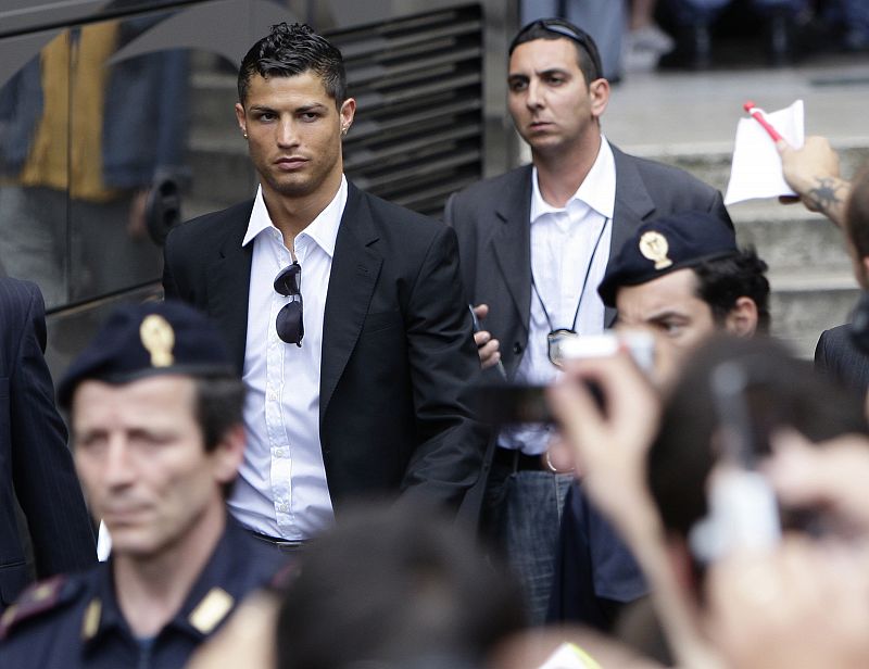 Cristiano Rolnando, en traje negro