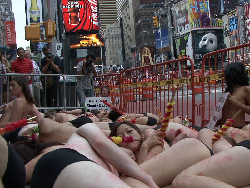 DEFENSORES DE ANIMALES PROTESTAN DESNUDOS EN TIMES SQUARE CONTRA SANFERMINES