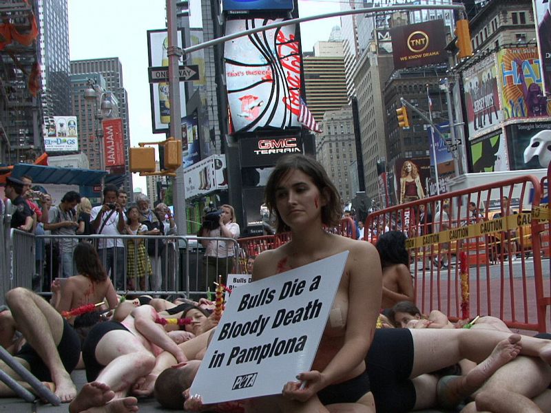 DEFENSORES DE ANIMALES PROTESTAN DESNUDOS EN TIMES SQUARE CONTRA SANFERMINES