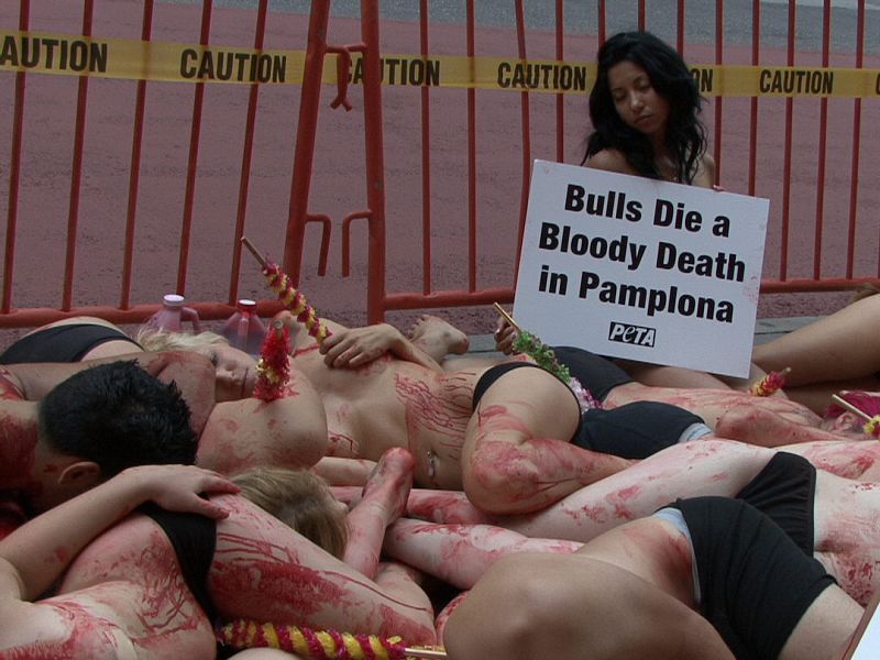 DEFENSORES DE ANIMALES PROTESTAN DESNUDOS EN TIMES SQUARE CONTRA SANFERMINES