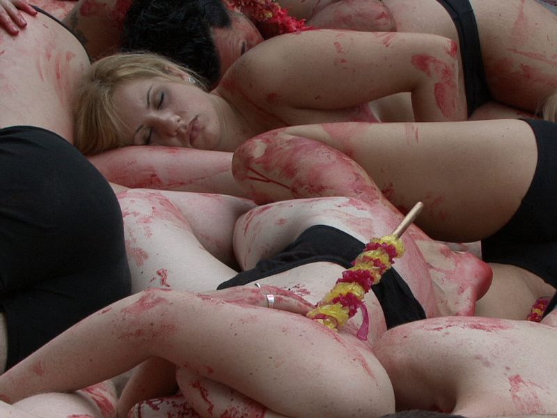 DEFENSORES DE ANIMALES PROTESTAN DESNUDOS EN TIMES SQUARE CONTRA SANFERMINES