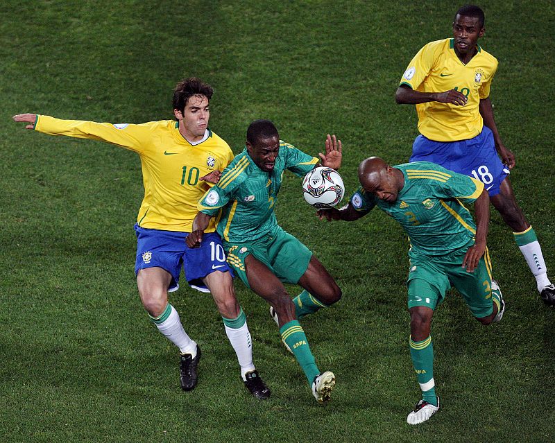 Masilele y Mhlongo pelean el balón ante Kaká y Ramires.