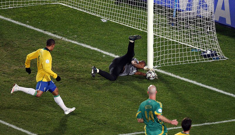 Khune atrapa el balón ante el acoso de Luis Fabiano durante el partido.