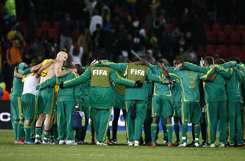 Los jugadores de la selección de Sudáfrica se abrazan después de perder ante Brasil