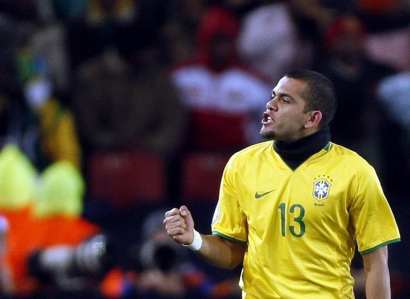 Alves, el héroe de Brasil, en diez minutos en el campo ha revolucionado el partido.