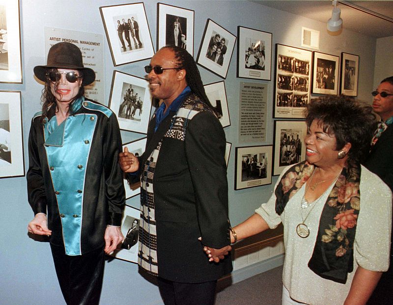 Michael Jackson y Stevie Wonder caminan junto a Esther Gordy Edward, hermana del fundador de Motown, en una visita al museo de Motown en Detroit. 1997
