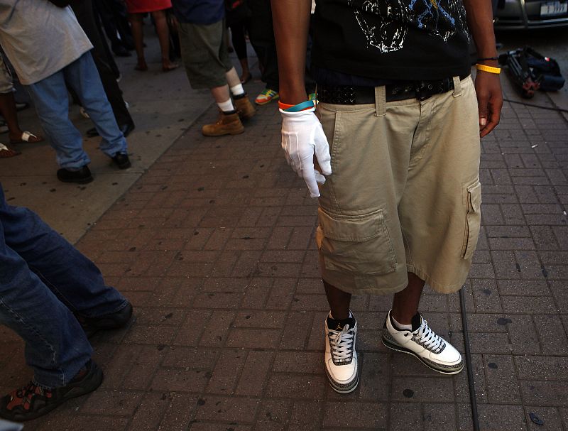 Un fan viste un guante blanco, una de las prendas más características de Jackson.
