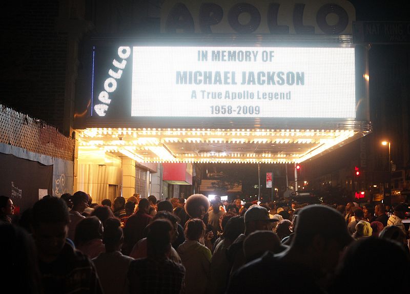 Los fans de Jackson se han reunido en el teatro Apollo de Nueva York para recordar y homenajear al rey del pop.