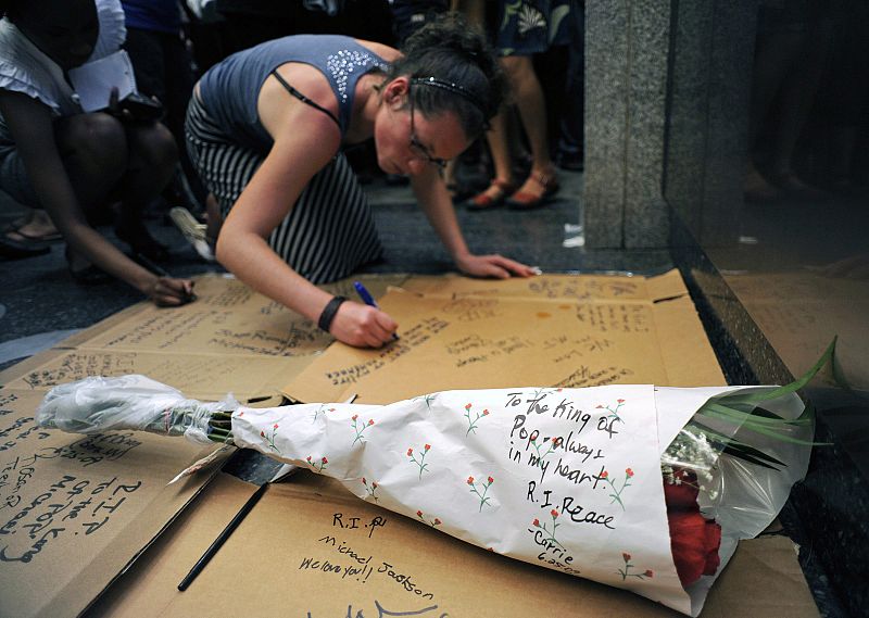 MICHAEL JACKSON MUERE A CAUSA DE UN INFARTO