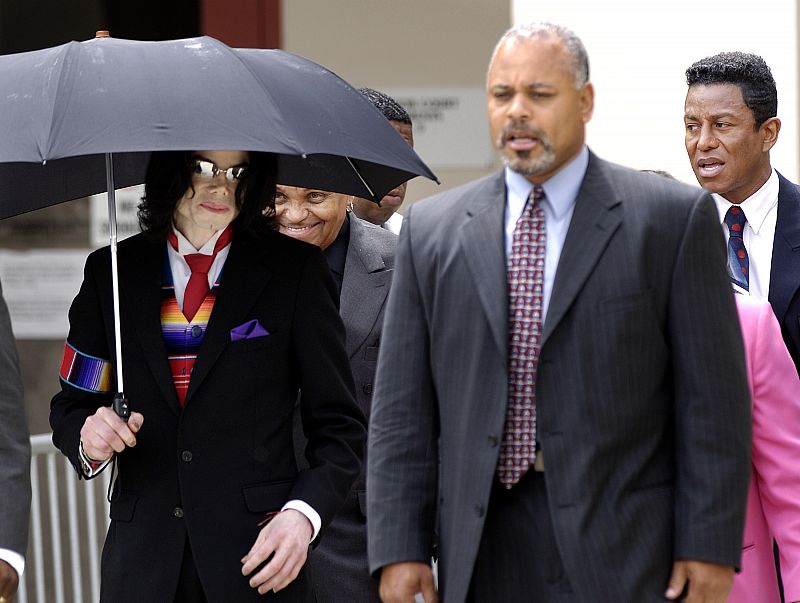 Michael Jackson, Jermaine Jackson y Joseph Jackson salen del Tribunal Superior de Justicia de Santa Barbara, California.