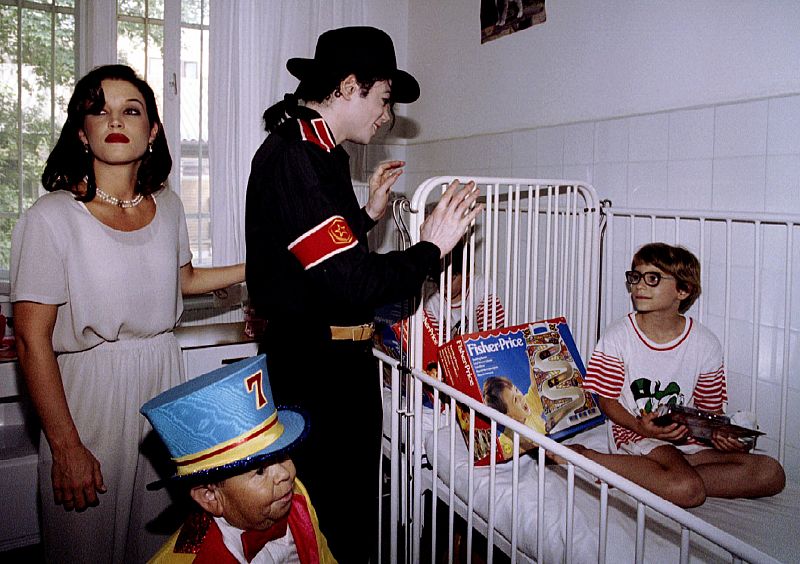 Michael Jackson distribuye jugeuetes con Lisa Marie Presley-Jackson