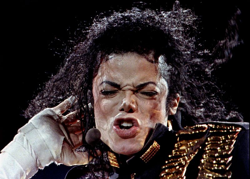 El creador de "Thriller" sufrió una enfermedad degenerativa de la piel llamada vitíligo, que destruye la melanina que se encarga de proporcionar su coloración a la piel.