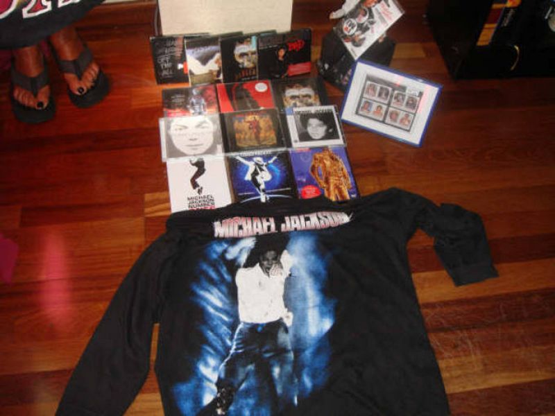 Discos, camisetas... todo un altar a Jackson