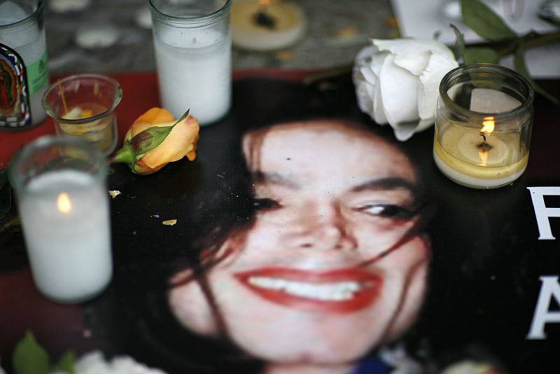 Velas y flores sobre una fotografía del cantante en Beverly Hills