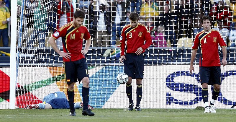 Alonso, Piqué y Capdevila se lamentan del primer gol de Sudáfrica, cuando parecía que se consumaba la segunda derrota de la 'Roja'