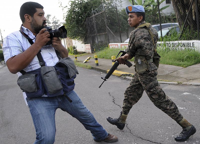 PRESIDENTE DE HONDURAS DETENIDO POR MILITARES Y LLEVADO A BASE AÉREA