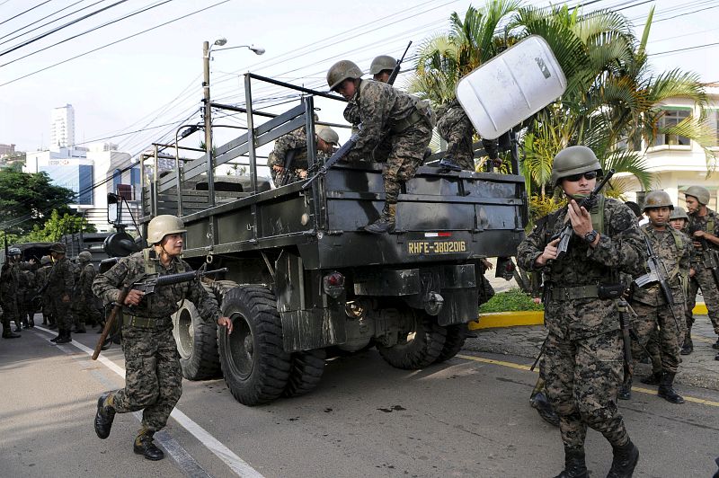 PRESIDENTE DE HONDURAS DETENIDO POR MILITARES Y LLEVADO A BASE AÉREA