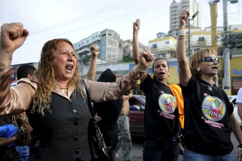 PRESIDENTE DE HONDURAS DETENIDO POR MILITARES Y LLEVADO A BASE AÉREA