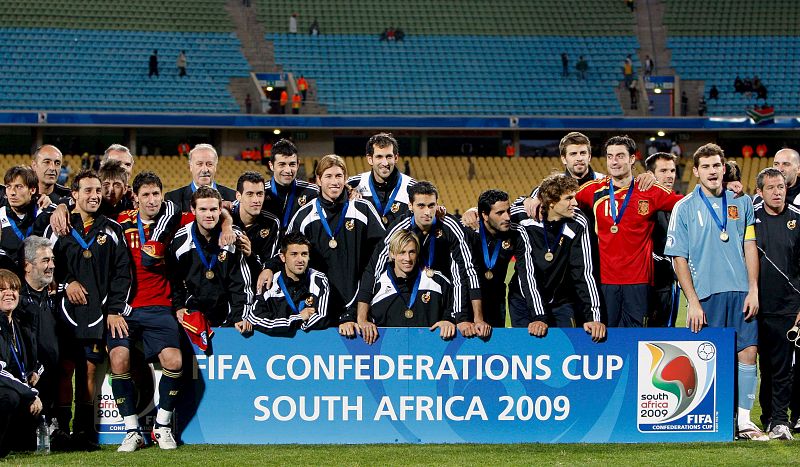 El consuelo final: España posa como tercera del torneo en su primera participación.