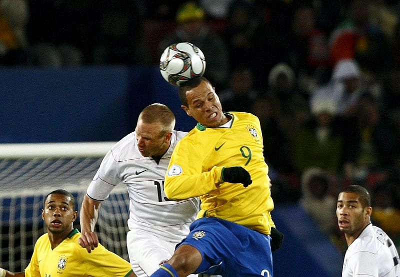 La defensa de Estados Unidos cegó a Luis Fabiano en la primera mitad.