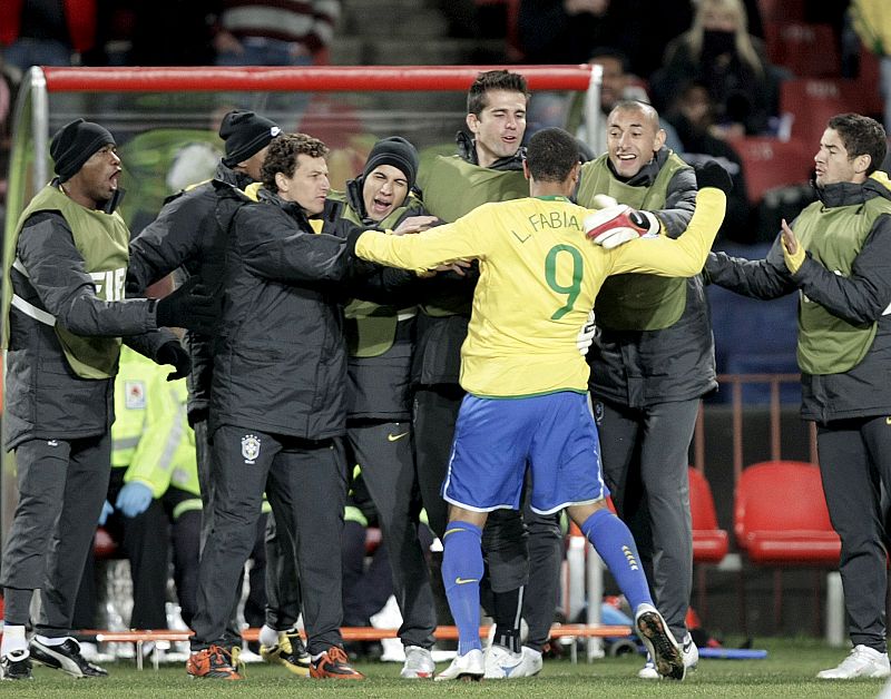 La alegría de Luis Fabiano en el primer gol: lo celebra con sus compañeros del banquillo.