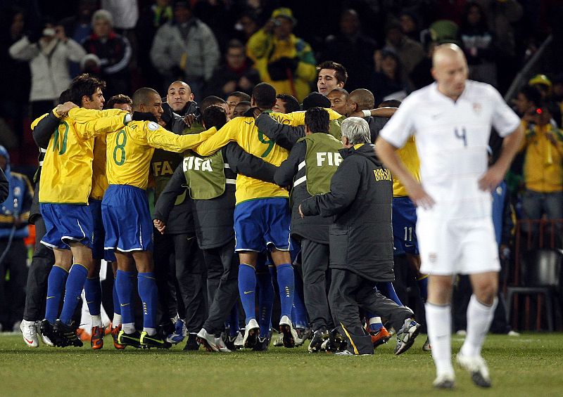 Las dos imágenes de la final: decepción estadounidense y alegría brasileña.