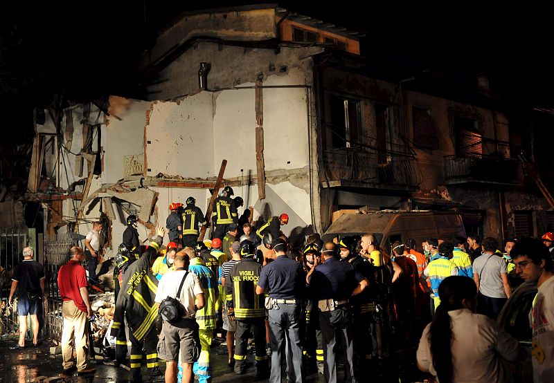 Han sido dos los edificios que se han desplomado tras la potentes explosión y, al menos, 1.000 personas han tenido que ser evacuadas.