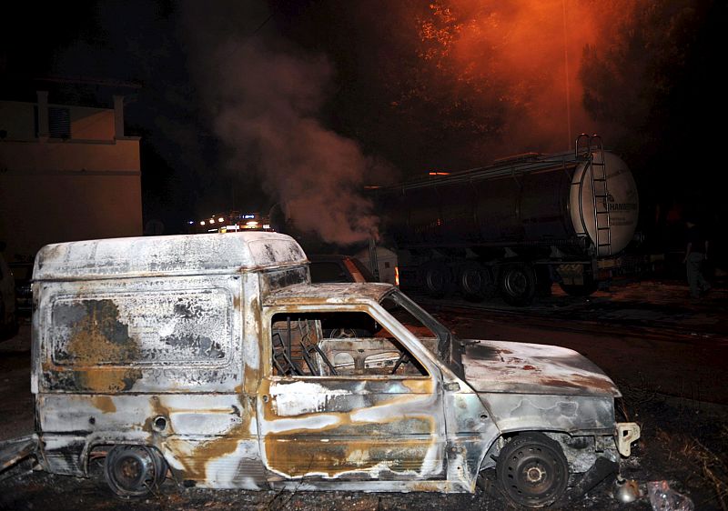 Totalmente carbonizados han quedado los vehículos aparcados en la zona donde ha explotado el tren.