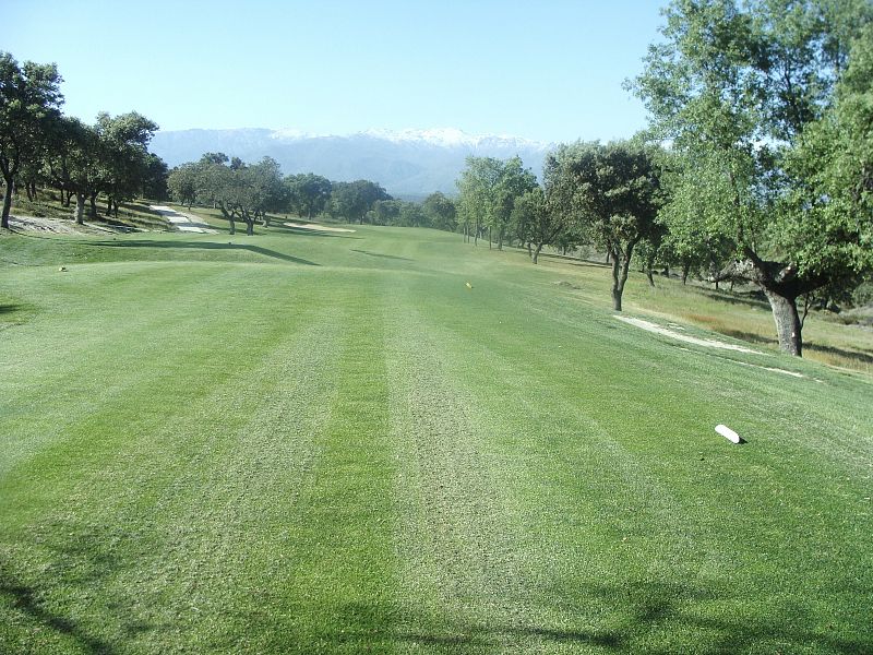 Vicky Ramos recomienda el campo de golf de Talayuela, en la Vera, con Gredos y el Valle del Jerte al fondo