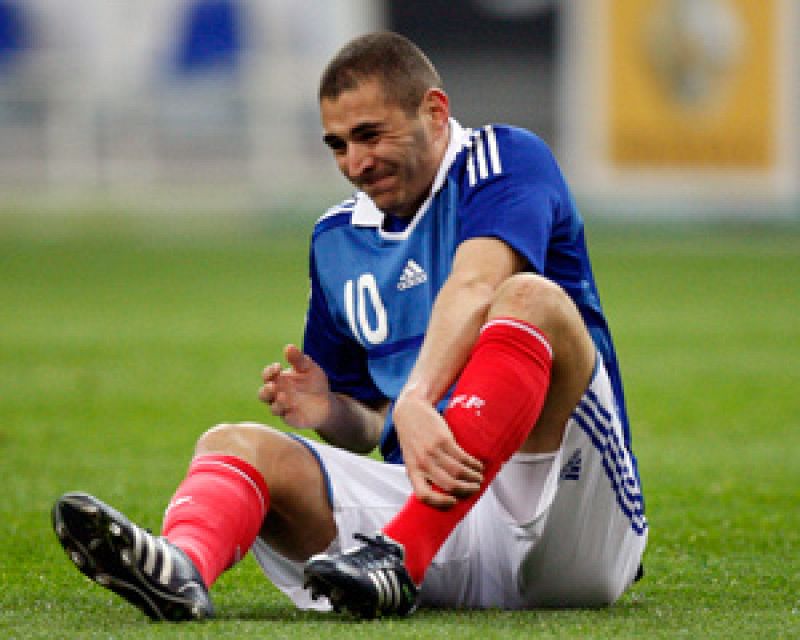 Benzema dolorido en el terreno de juego con su posible exequipo el Olympic de Lyon.