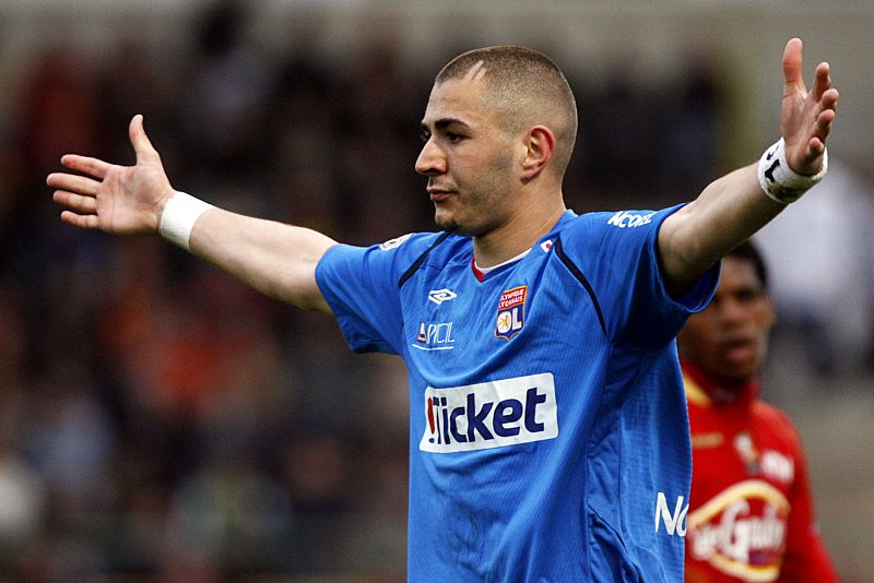 Karim Benzema del Olympique Lyon celebra un gol en el estadio de Le Mans.