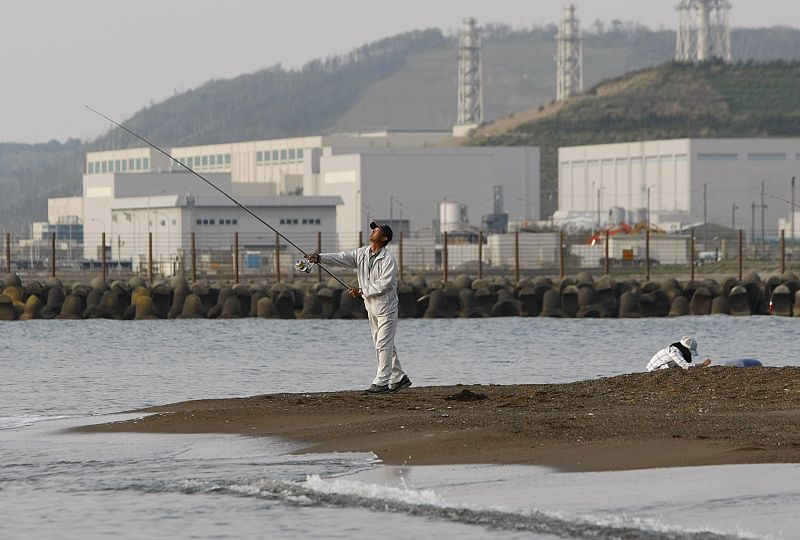 Un hombre pescando en las proximidades de la central nuclear de Kashiwazaki