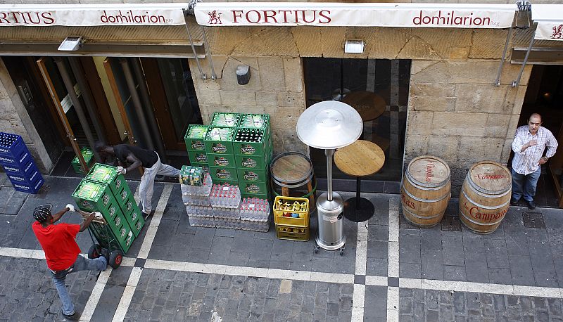 REPORTAJE PREVIO SANFERMINES. CAMIONES EN LA ESTAFETA TRABAJANDO PARA LLENAR LA BODEGA DE LOS BARES