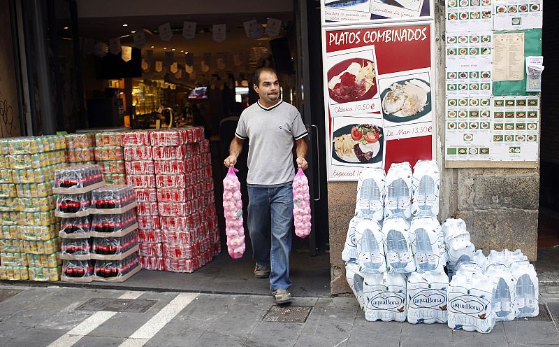 REPORTAJE PREVIO SANFERMINES. CAMIONES EN LA ESTAFETA TRABAJANDO PARA LLENAR LA BODEGA DE LOS BARES