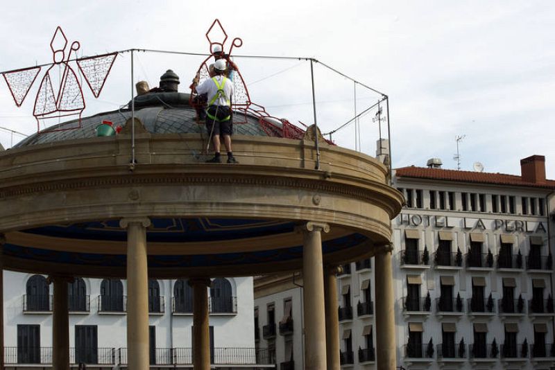 REPORTAJE PREVIO SANFERMINES 2009. COLOCANDO LA DECORACIÓN DEL QUIOSCO DE LA PLAZA DEL CASTILLO