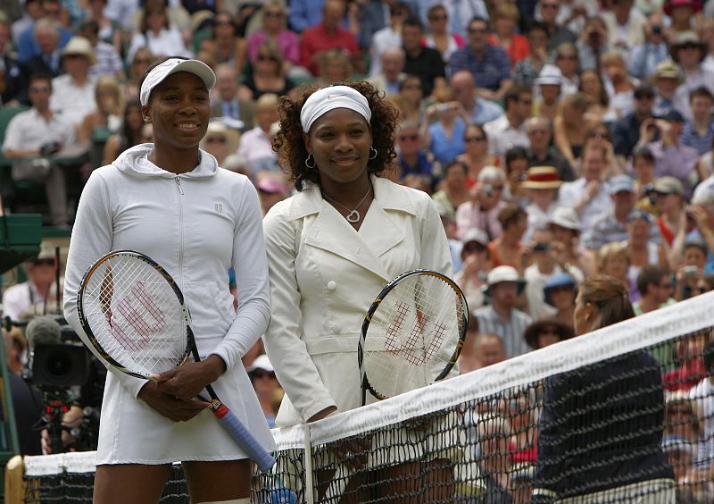 Antes de empezar, las hermanas posaron para la 'foto de familia', al igual que en 2008