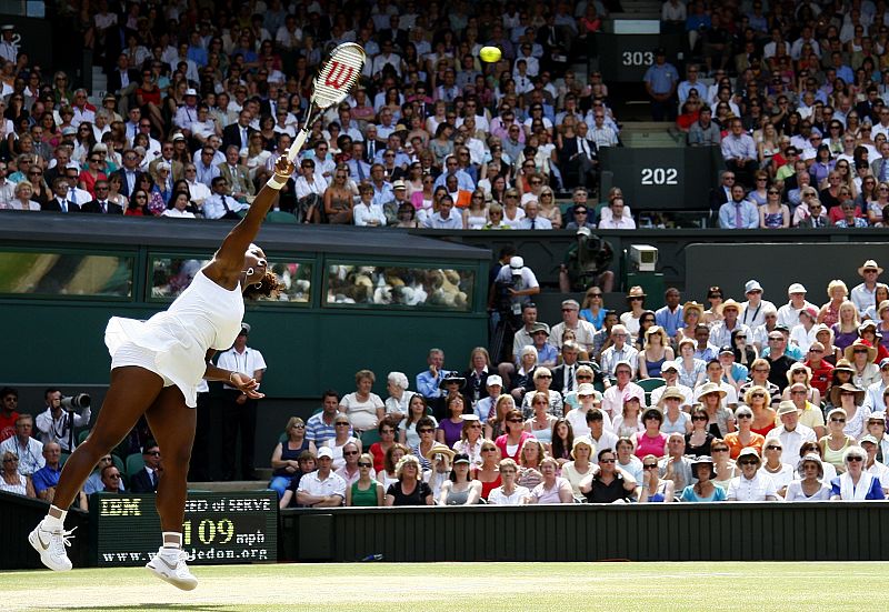 Serena y Venus se concentraron en conservar su servicio por encima de todo -la mayoría de puntos acabaron 40-15 ó 40-0 y sólo tres juegos llegaron a "deuce"-, algo vital en una superficie como la hierba.