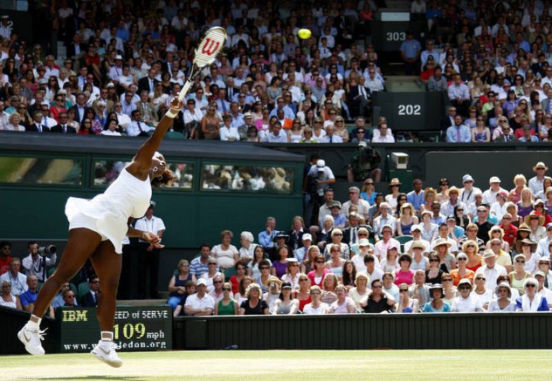 Serena y Venus se concentraron en conservar su servicio por encima de todo -la mayoría de puntos acabaron 40-15 ó 40-0 y sólo tres juegos llegaron a "deuce"-, algo vital en una superficie como la hierba.