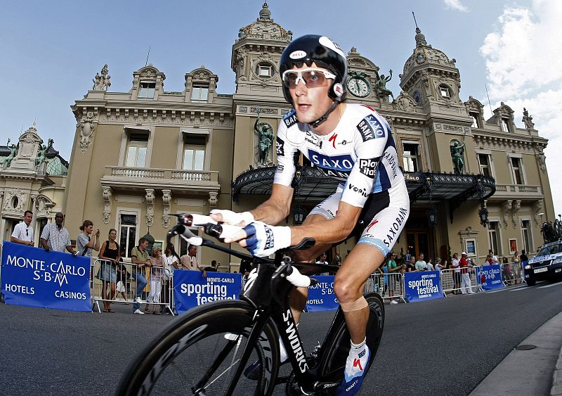 El corredor luxemburgués del Saxo Bank, Frank Schleck, pasa por delante del casino de Montecarlo.