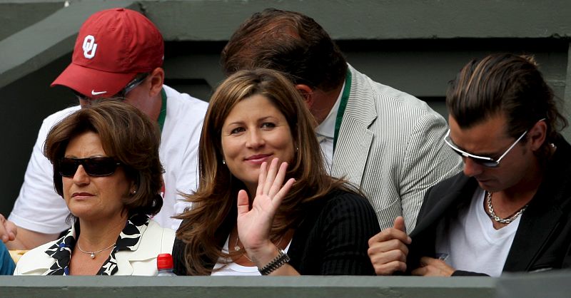 La esposa de Federer, Mirka Vavrinec, y el músico Gavin Rossdale, antes del comienzo del partido.