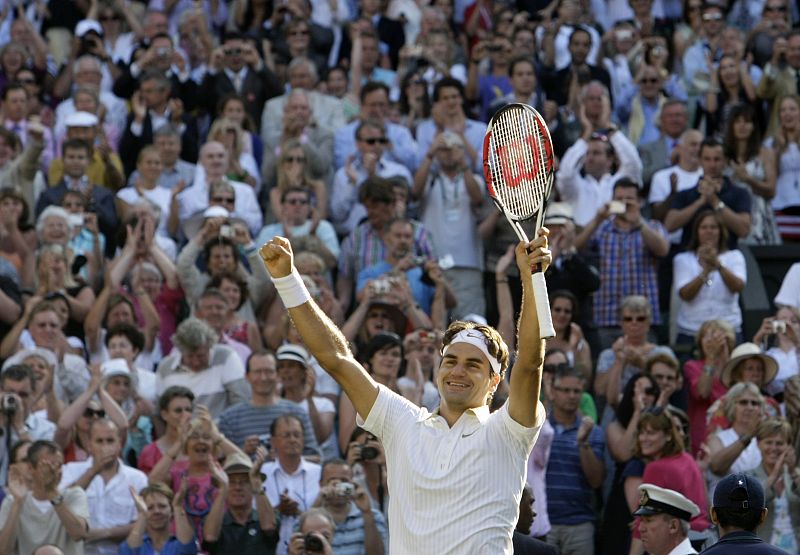 Roger Federer celebra la victoria ante Andy Roddick en la final de Wimbledon.