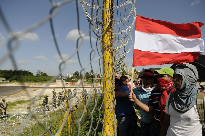 SEGUIDORES DE ZELAYA SE MANIFIESTAN FRENTE AL AEROPUERTO DE TEGUCIGALPA