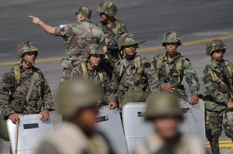 SEGUIDORES DE ZELAYA SE MANIFIESTAN FRENTE AL AEROPUERTO DE TEGUCIGALPA