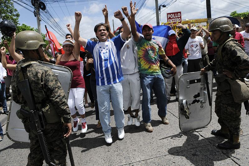 ZELAYA, QUE VIAJA HACIA HONDURAS, INVITA A LA POBLACIÓN A "CAMINAR HACIA EL AEROPUERTO"