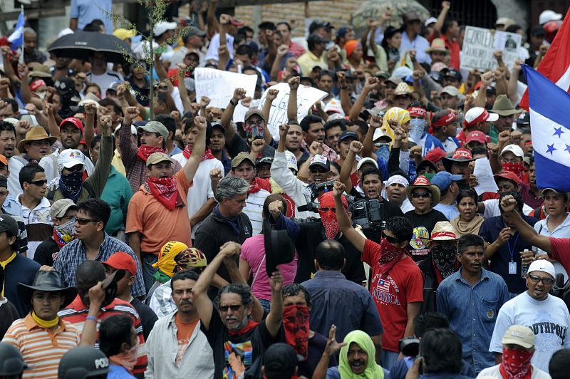 ZELAYA, QUE VIAJA HACIA HONDURAS, INVITA A LA POBLACIÓN A "CAMINAR HACIA EL AEROPUERTO"