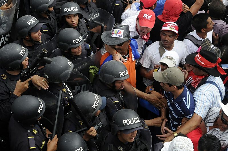 Los seguidores de Mel Zelaya hicieron presión frente al aeropuerto para recibir a su líder, pero fueron obligados a retroceder por las fuerzas del Ejército.