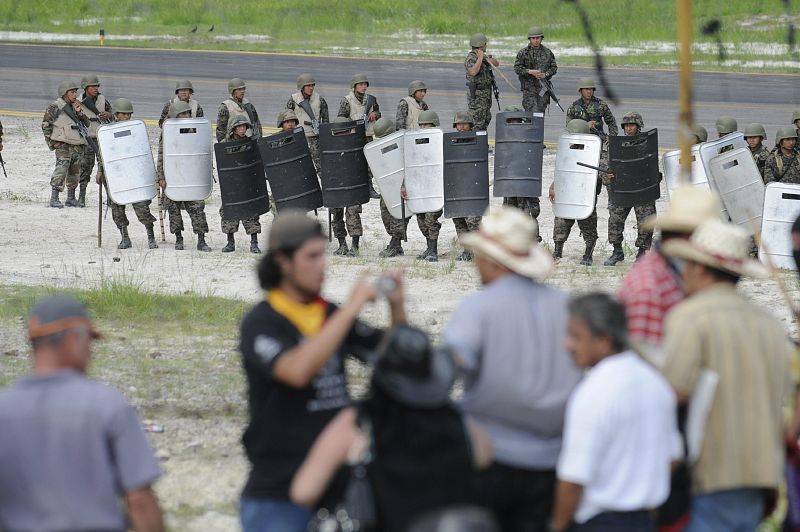 Los seguidores del presidente depuesto han alcanzado las pistas de aterrizaje, momento en el que han sido dispersados a tiros por el Ejército.