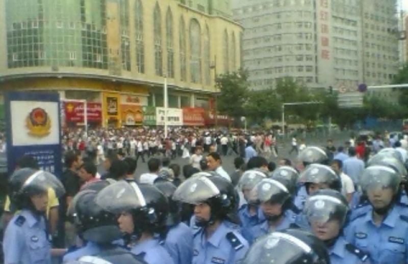 Cientos de policías reprimen las protestas.
