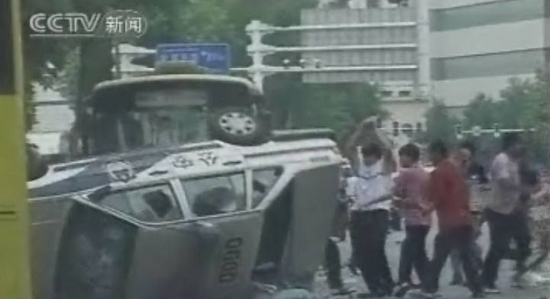  Unos jóvenes vuelcan un coche